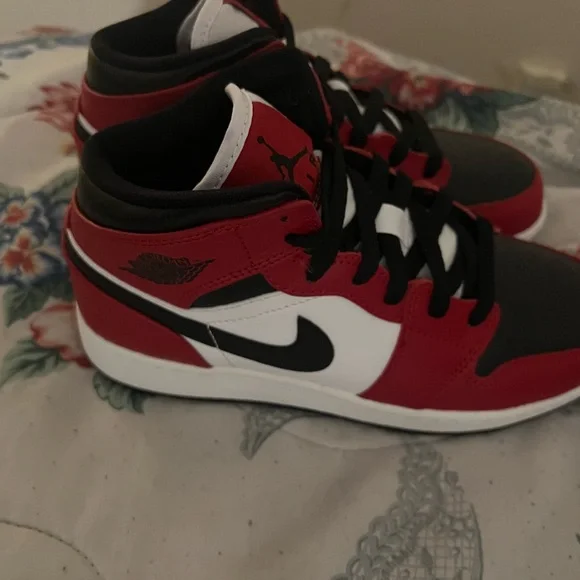 Jordan 1 Mid “Chicago Black Toe” - Picture 3 of 5